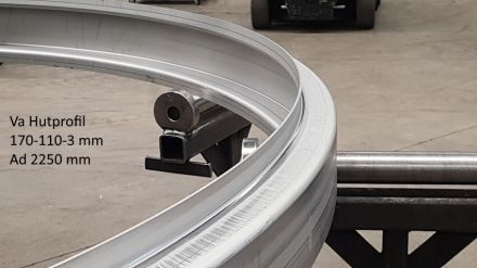Rohrbiegerei CNC-Dornbiegen  VA Hutprofil 170-110-3 mm Ad 3200 mm, S235